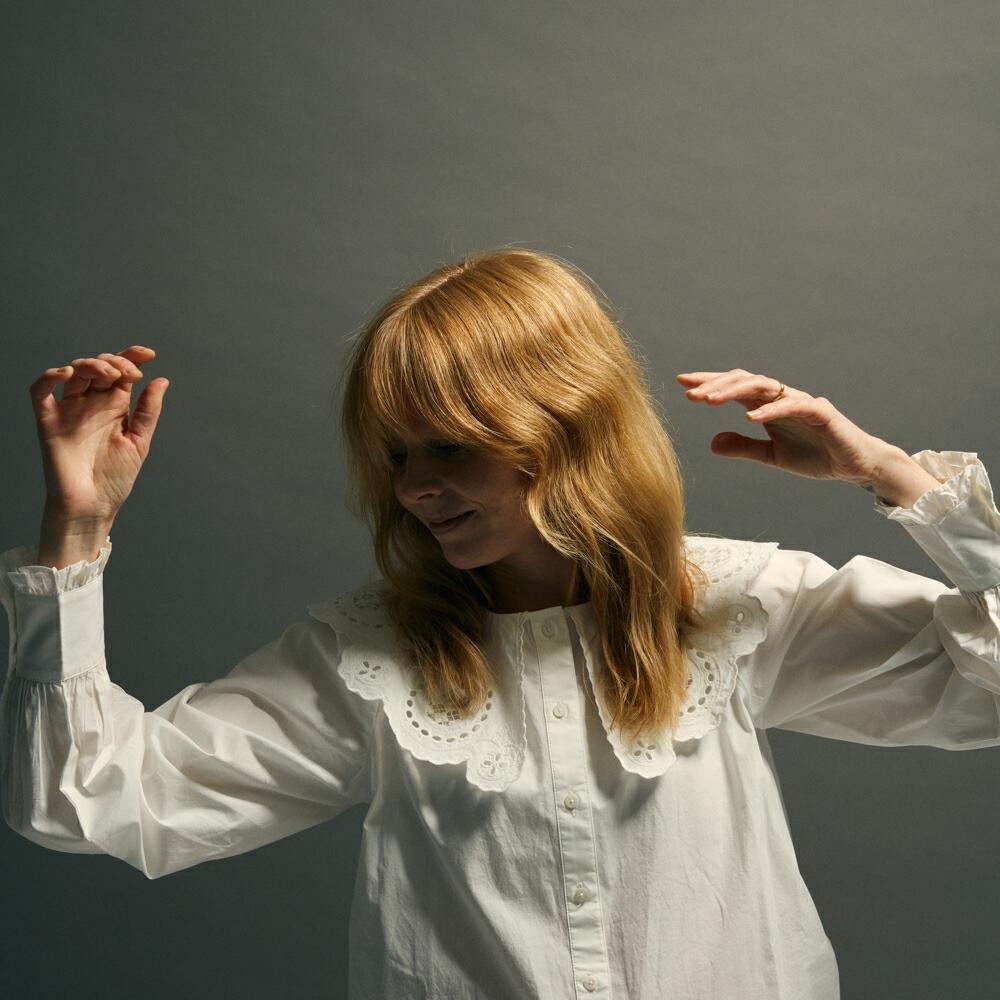 Lucy leave. Люси Роуз Джонс. Movin on up Lucy Rose. Люси Роуз Донлан в детстве.