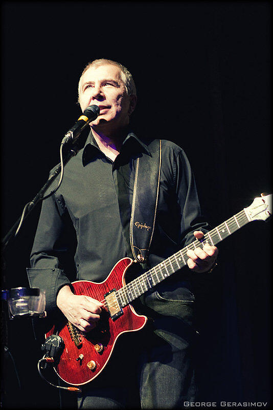 машина времени повесил свой сюртук на спинку стула музыкант