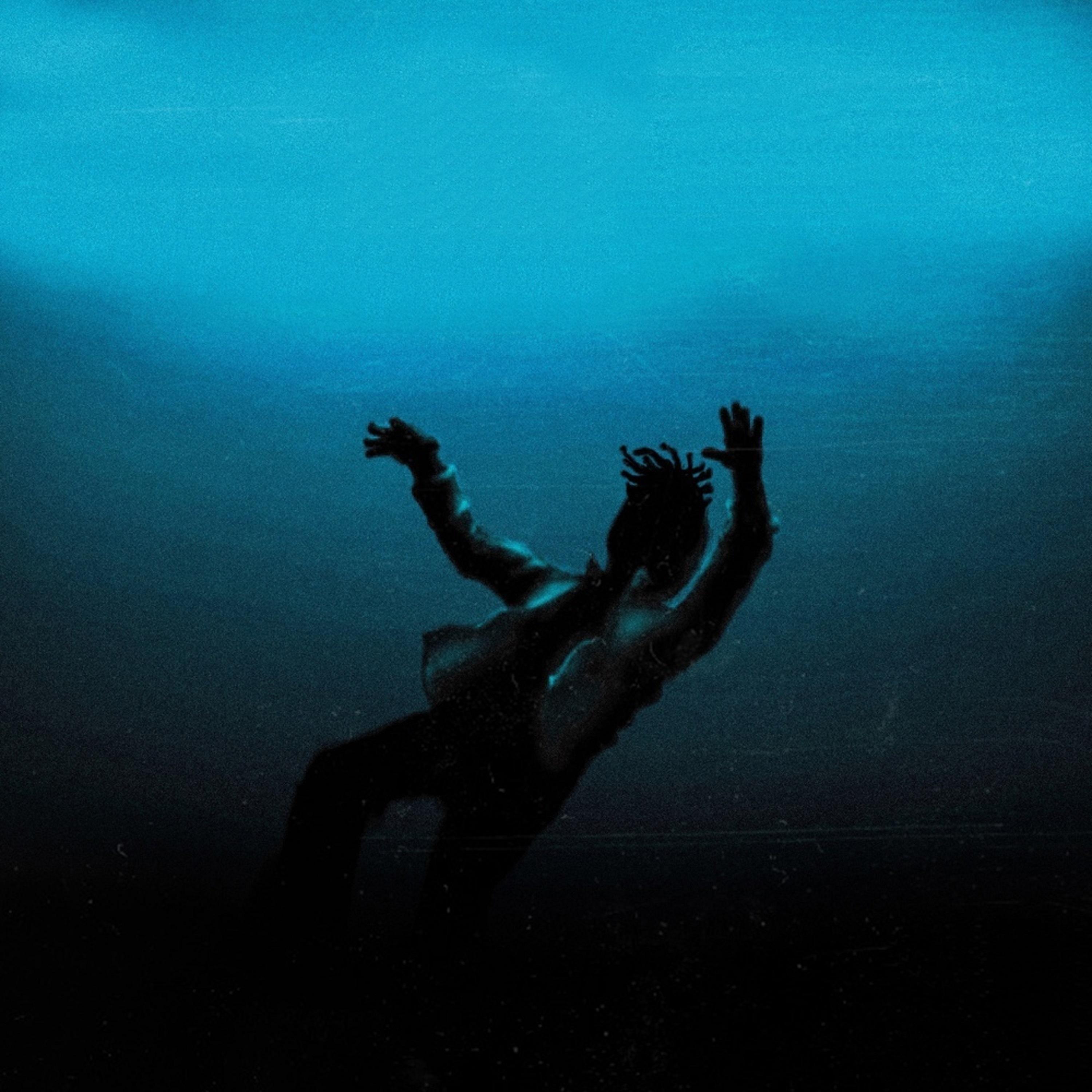 Тень под водою песня. Тонущий человек. Парень тонет. Тонуйущий человек. Человек тонет в воде.
