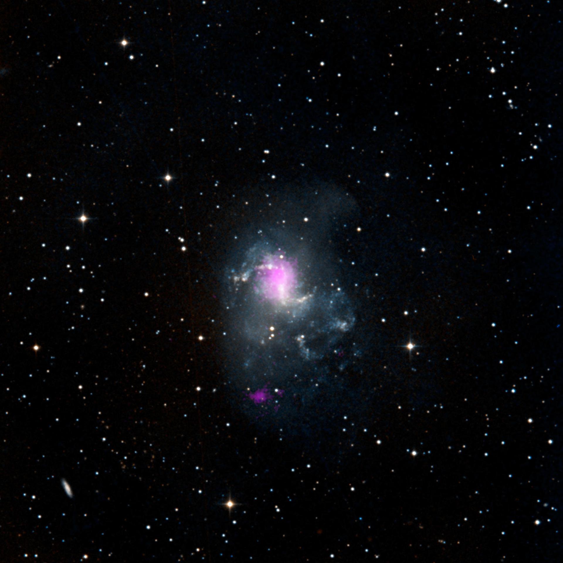Черный квадрат в небе. Галактика NGC 1313. Неправильные Галактики NGC 1313. NGC 7469 черная дыра. 1400 На 1400 пикселей.